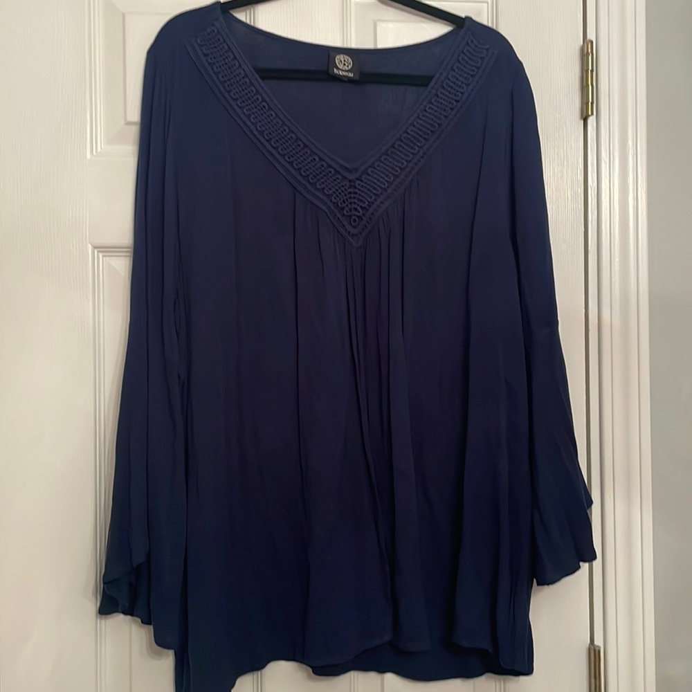 Bobeau navy blue V-neck top with bell sleeves lace at the neck